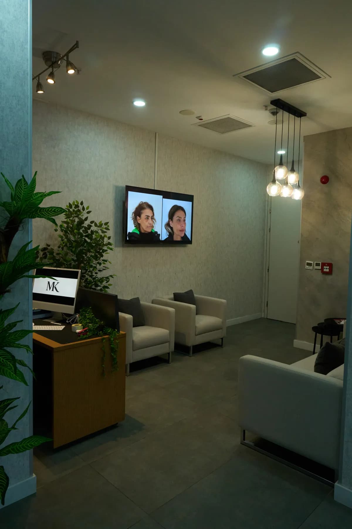 Dövme silme öncesi cilt değerlendirmesinin yapıldığı klinik ortam
