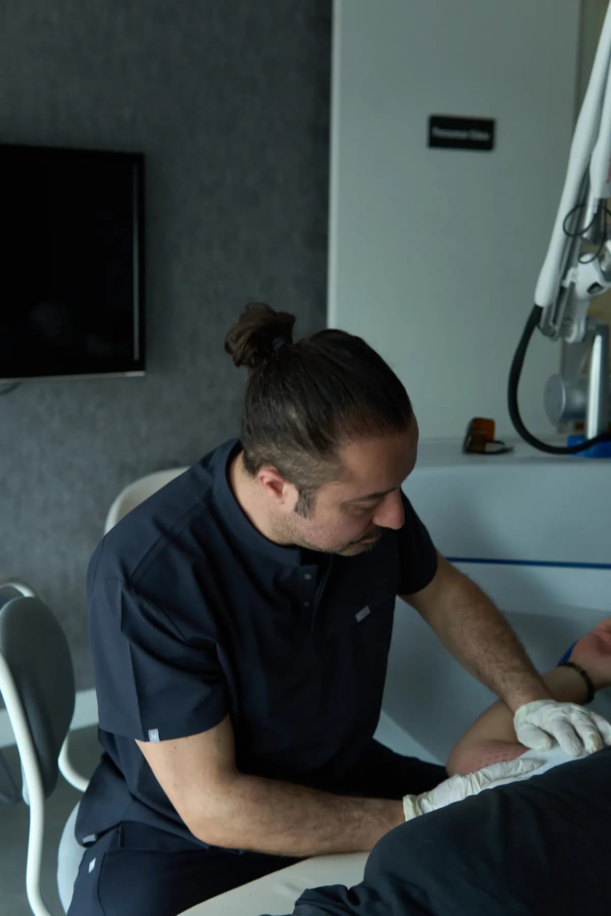 Dövme silme seansında lazer başlığının cilde uygulanışı