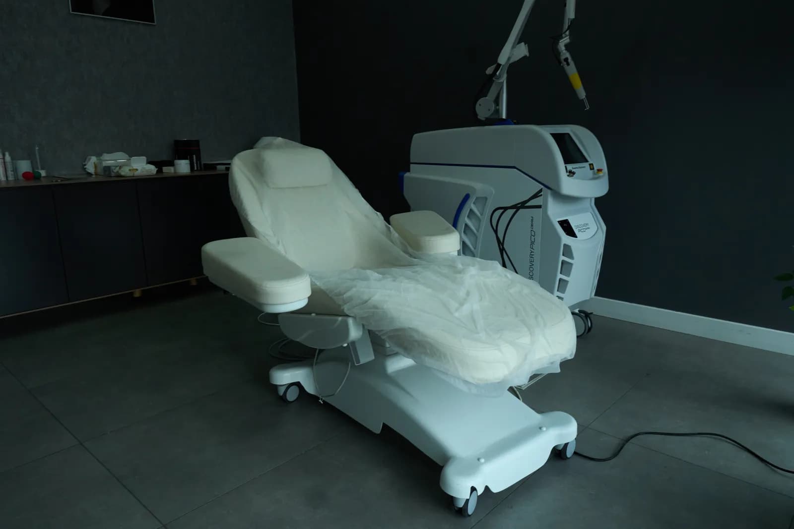 Discovery Pico Derm picosaniye lazer cihazı ve uygulama koltuğu